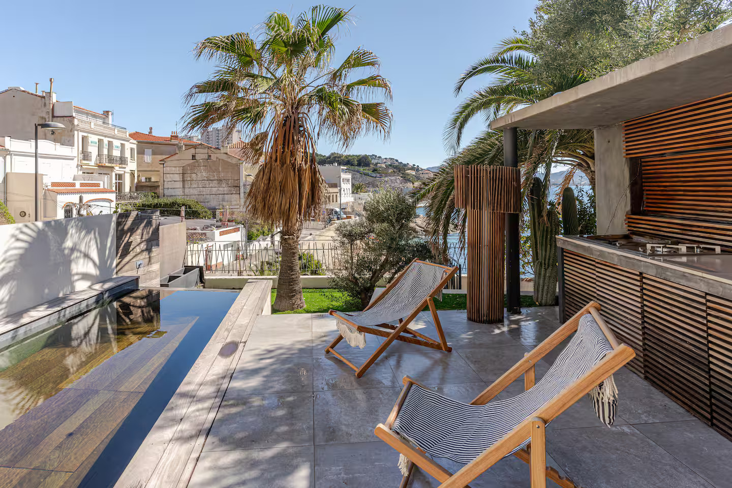 jardin avec piscine couloir de nage et cuisine d jardin avec piscine couloir de nage et cuisine d'été