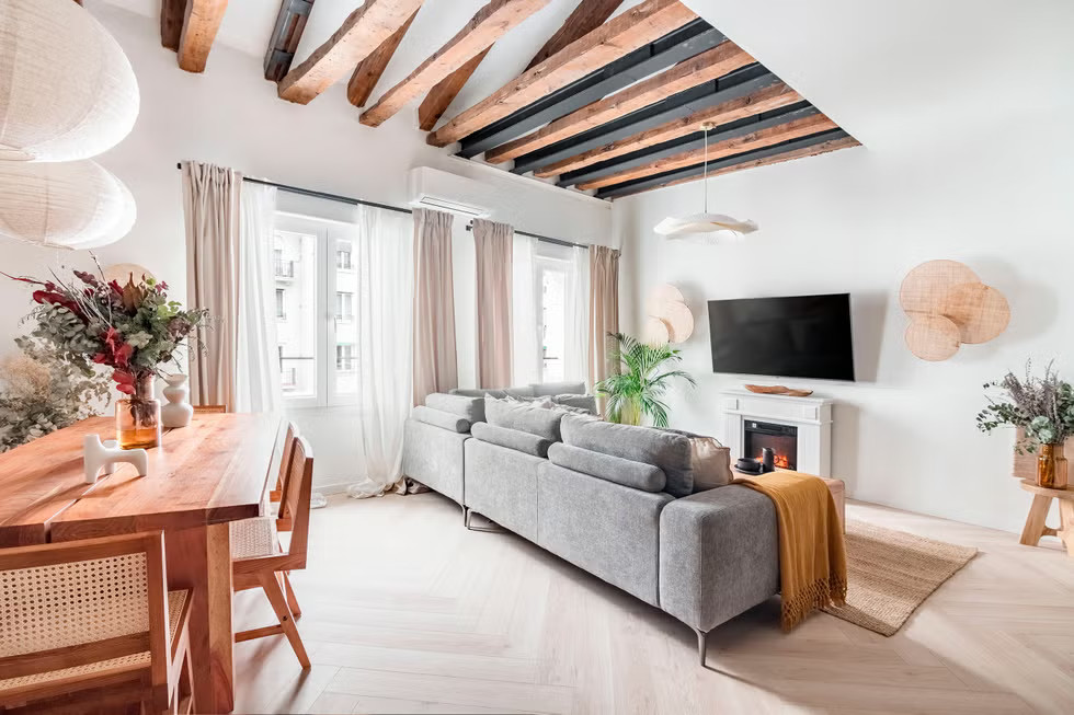 salon avec poutres et colonnes en bois appartement en duplex salon avec poutres et colonnes en bois appartement en duplex