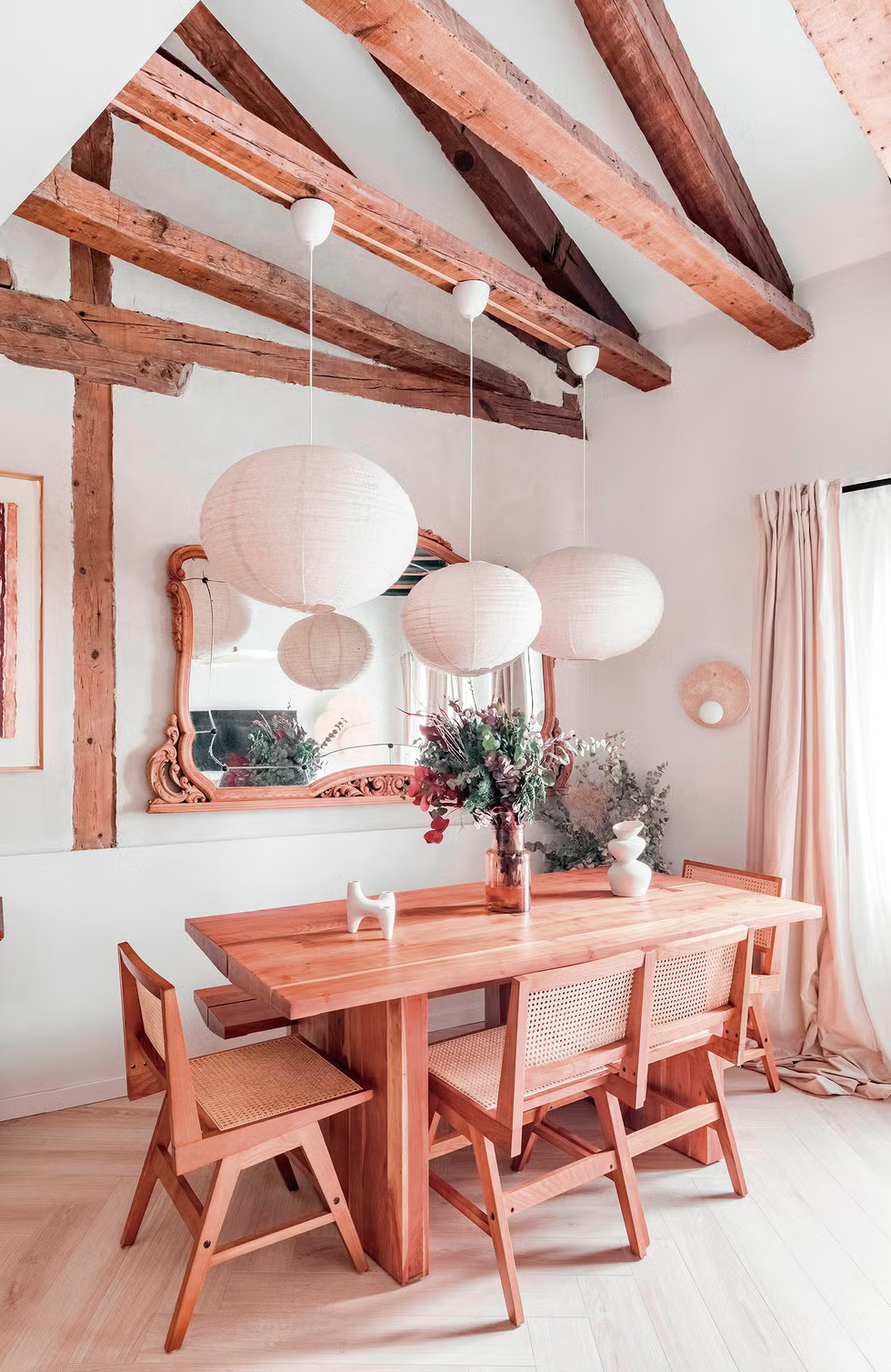 salle à manger avec poutres et colonnes en bois appartement en duplex salle à manger avec poutres et colonnes en bois appartement en duplex