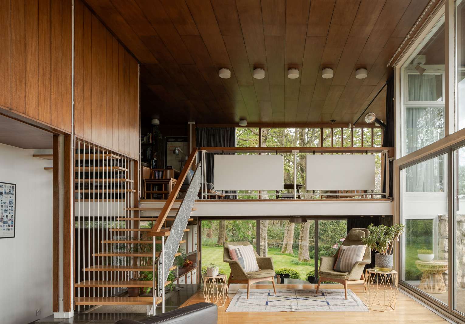 salon maison mid-century par l'architecte Peter Womersley 1954 en Angleterre