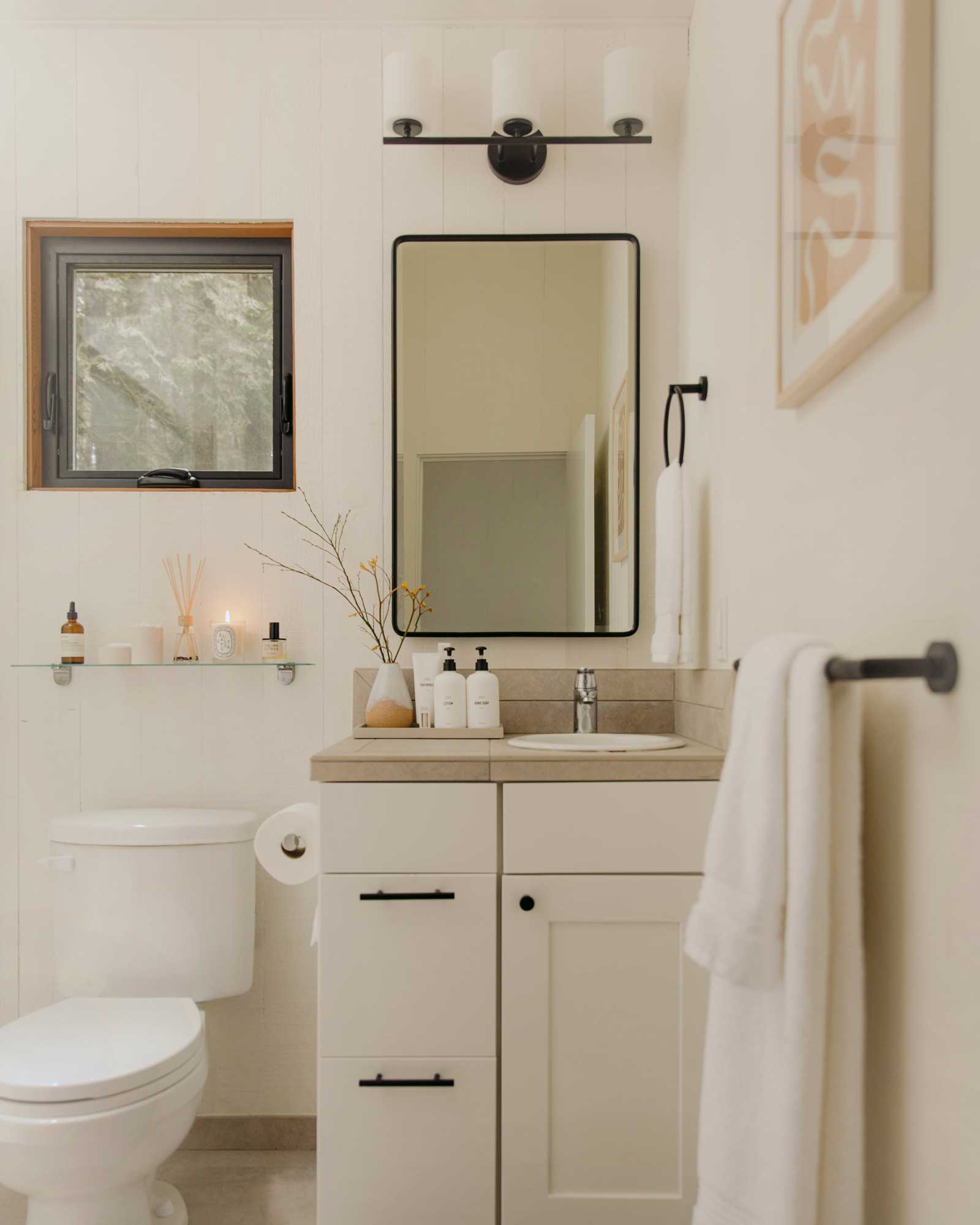 salle de bain rétro blanche