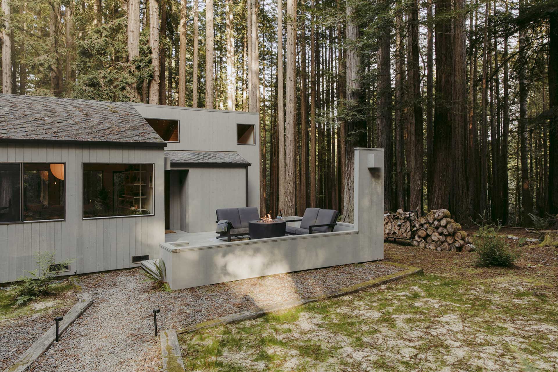 maison contemporaine dans forêt