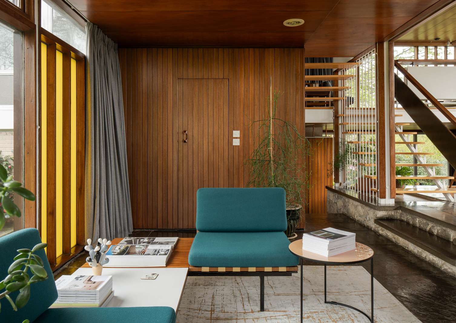 salon maison mid-century par l'architecte Peter Womersley 1954 en Angleterre
