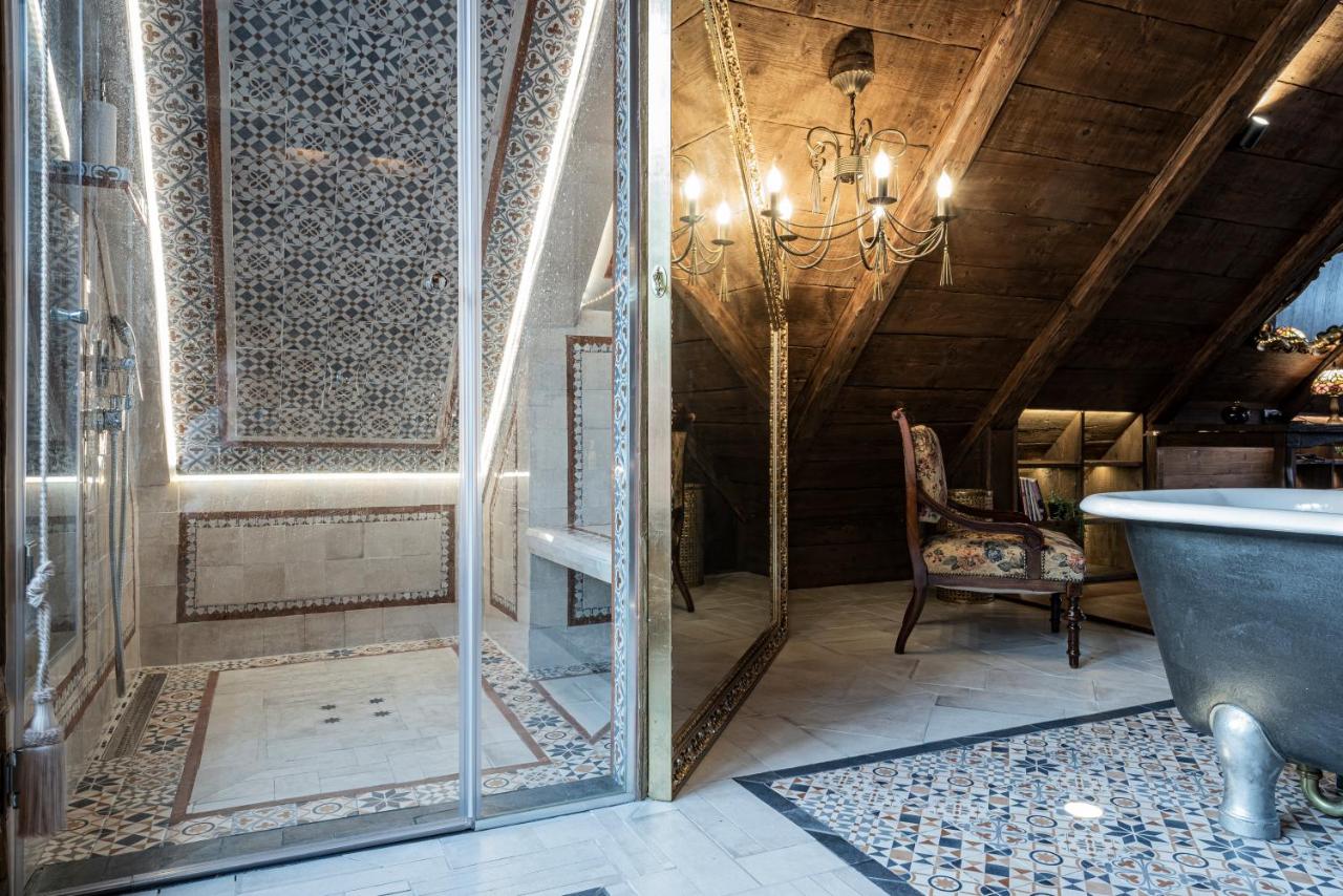 salle de bain mansardée avec poutres et fenêtre décoration rustique chic salle de bain mansardée avec poutres et fenêtre décoration rustique chic