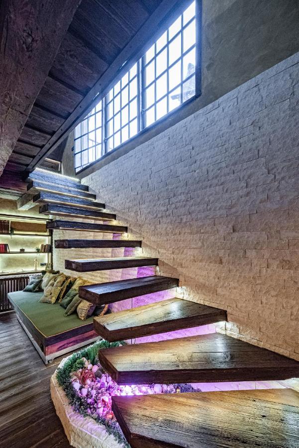 salon avec poutres et escalier décoration rustique chic salon avec poutres et escalier décoration rustique chic