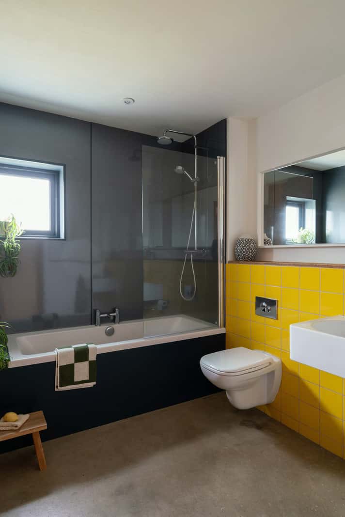 salle de bain grise et jaune