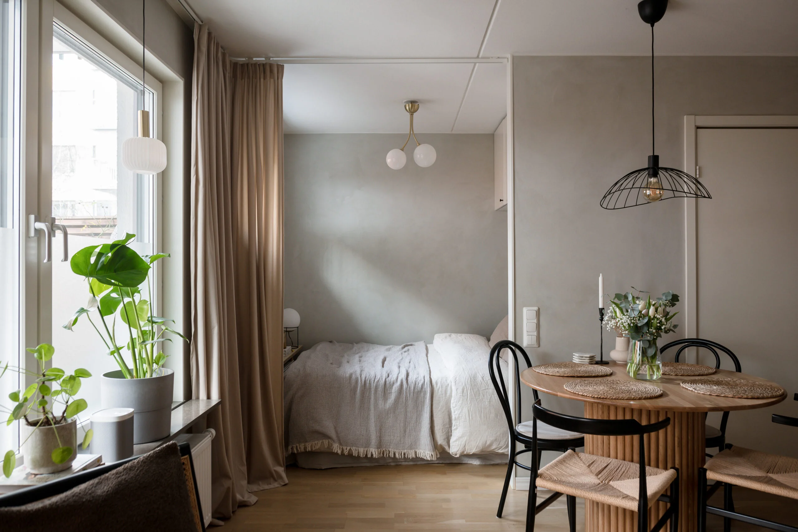 pièce principale avec espace chambre derrière rideau studio 36m2 pièce principale avec espace chambre derrière rideau studio 36m2