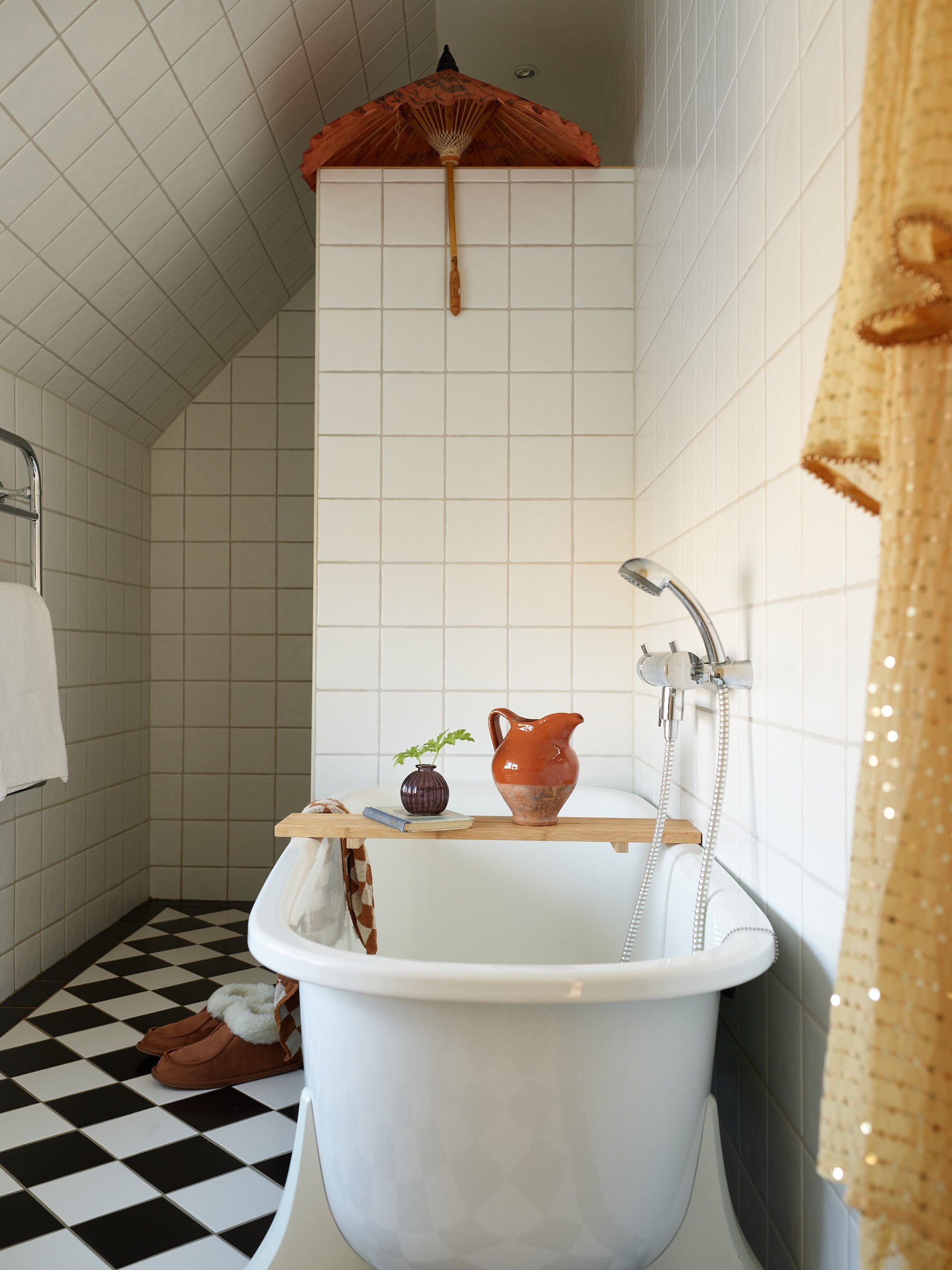 salle de bain rétro sol damier noir et blanc