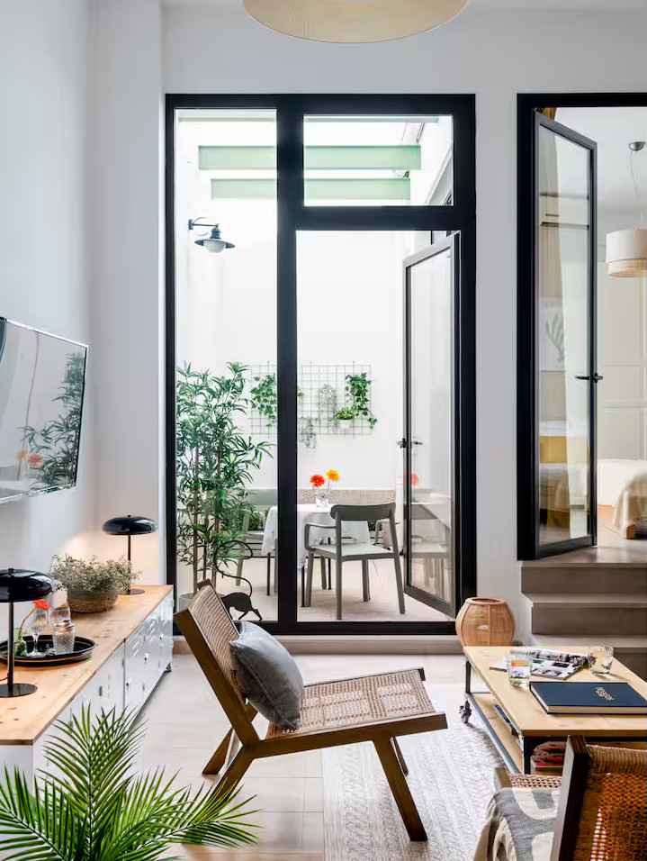 salon petit loft avec patio décoration contemporaine