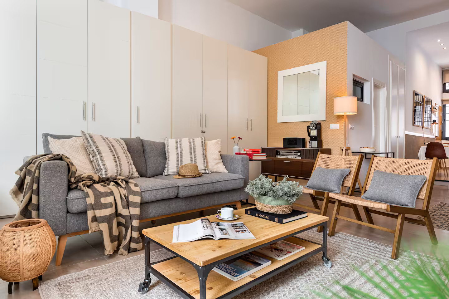 salon petit loft avec patio décoration contemporaine