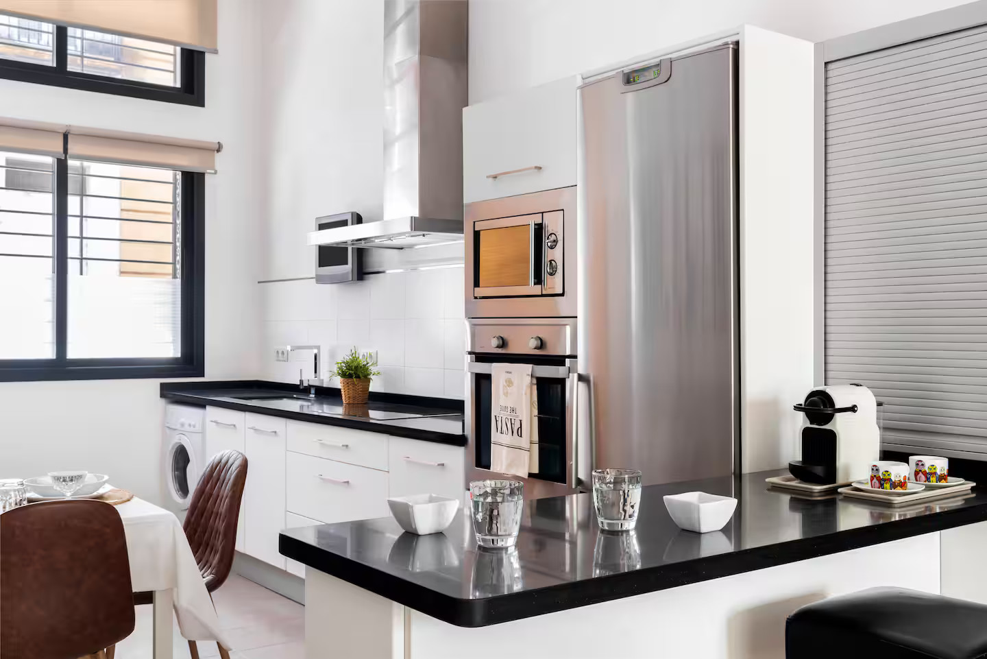 cuisine ouverte petit loft avec patio décoration contemporaine