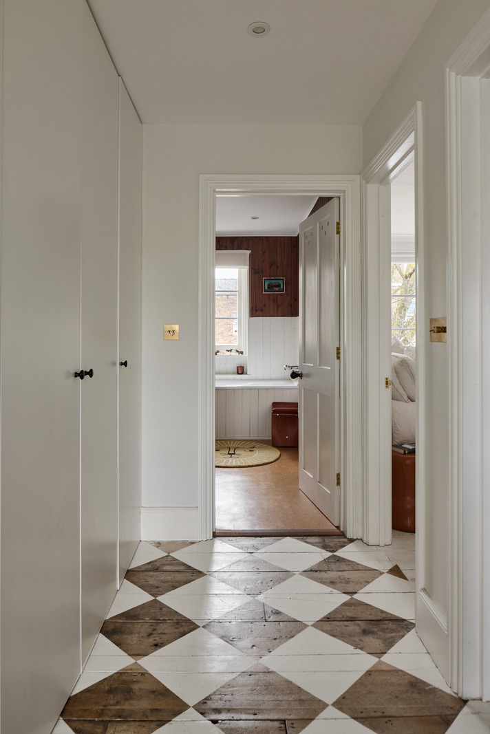 couloir avec parquet peint à damier couloir avec parquet peint à damier