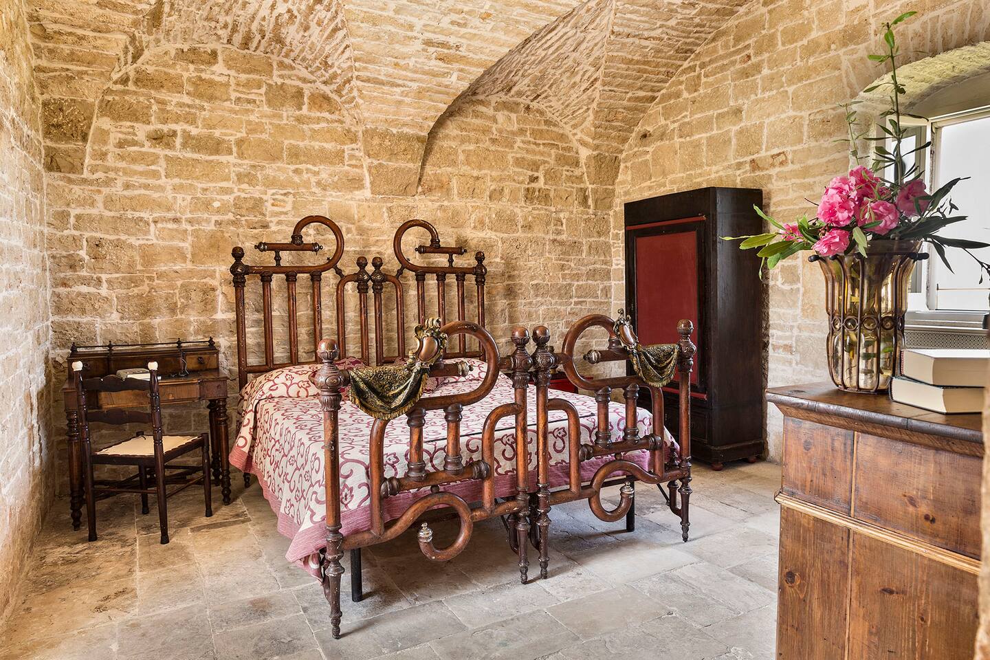 chambre rustique maison de vacances en pierres Pouilles chambre rustique maison de vacances en pierres Pouilles
