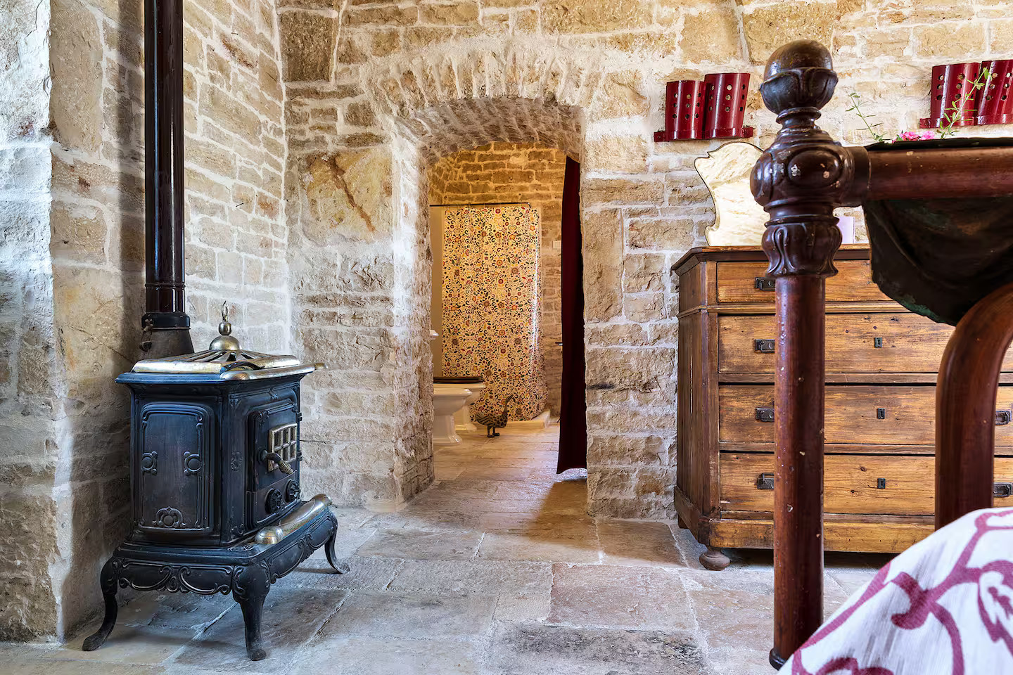 chambre rustique maison de vacances en pierres Pouilles chambre rustique maison de vacances en pierres Pouilles