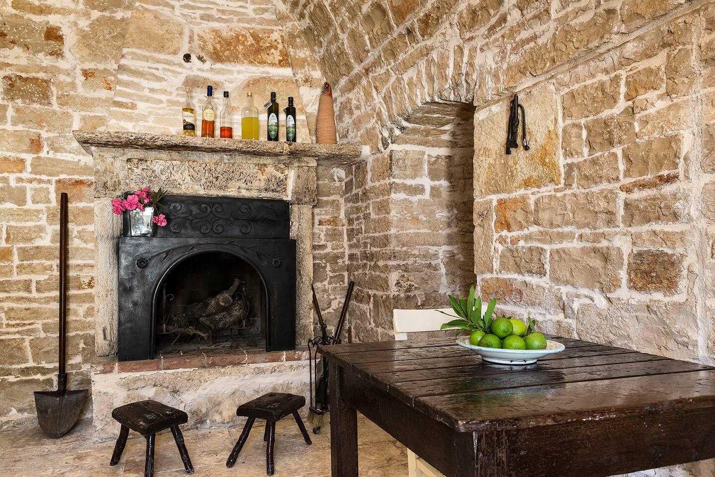 salle à manger avec cheminée ancienne maison de vacances en pierres Pouilles salle à manger avec cheminée ancienne maison de vacances en pierres Pouilles