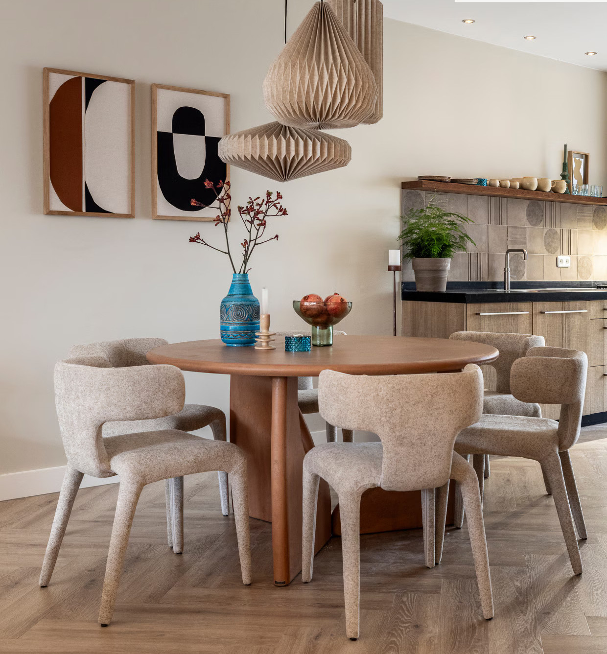 cuisine en bois avec espace repas design