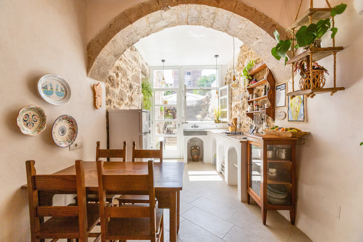 salle à manger avec voûte et cuisine maison en pierres Sardaigne