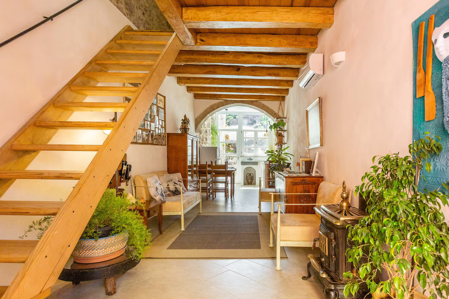 salon avec poutres maison en pierres Sardaigne