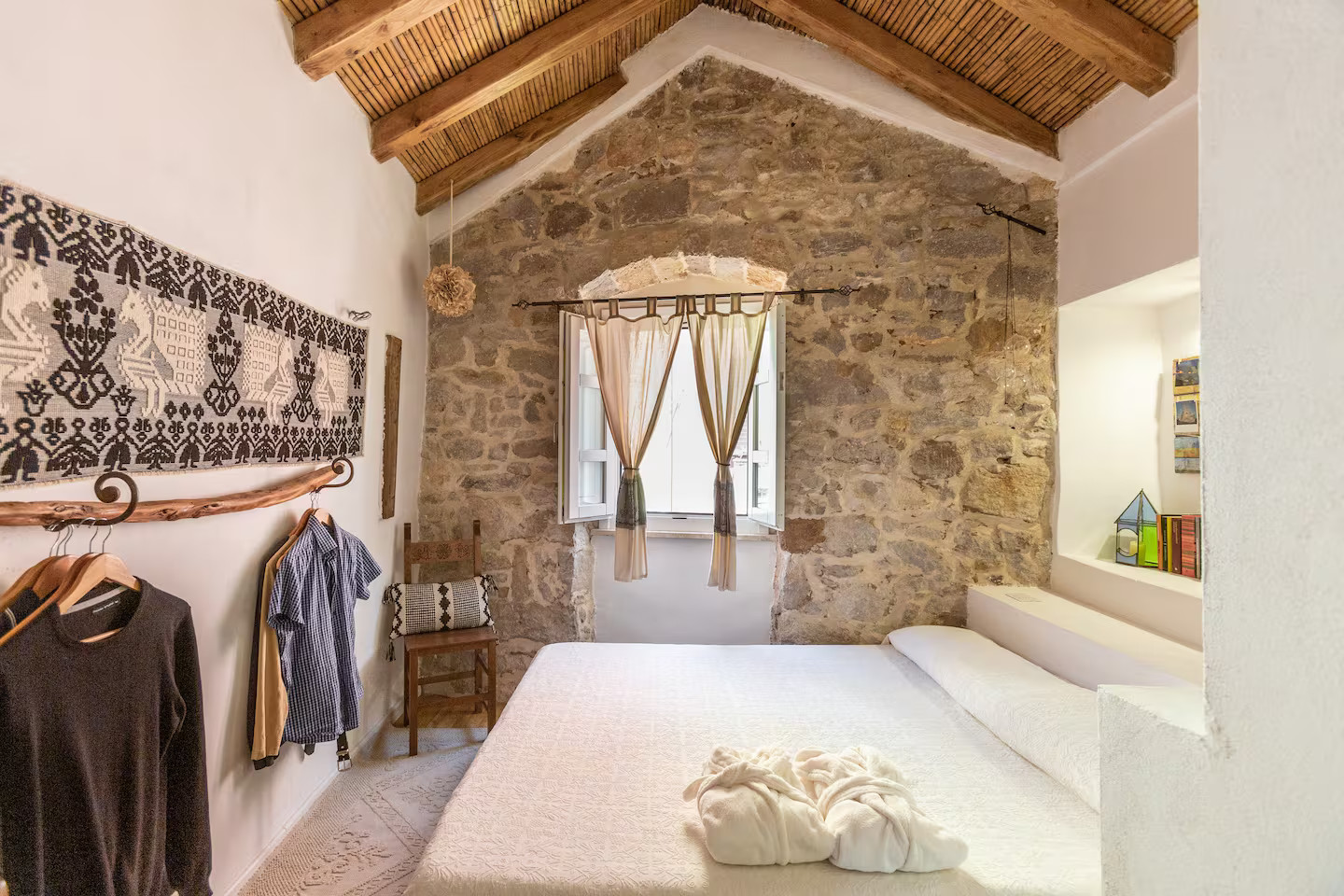 chambre rustique mur de pierres