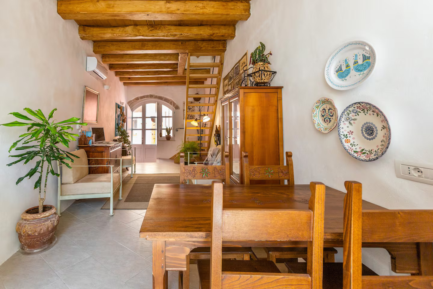 salle à manger et salon avec poutres maison en pierres Sardaigne
