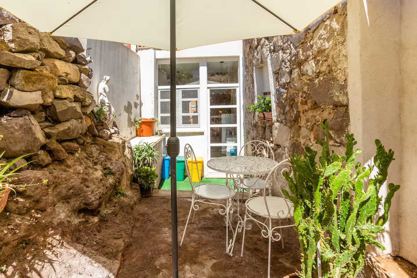 petit jardin de ville murs de pierres