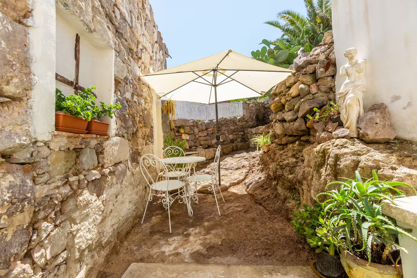 petit jardin de ville murs de pierres
