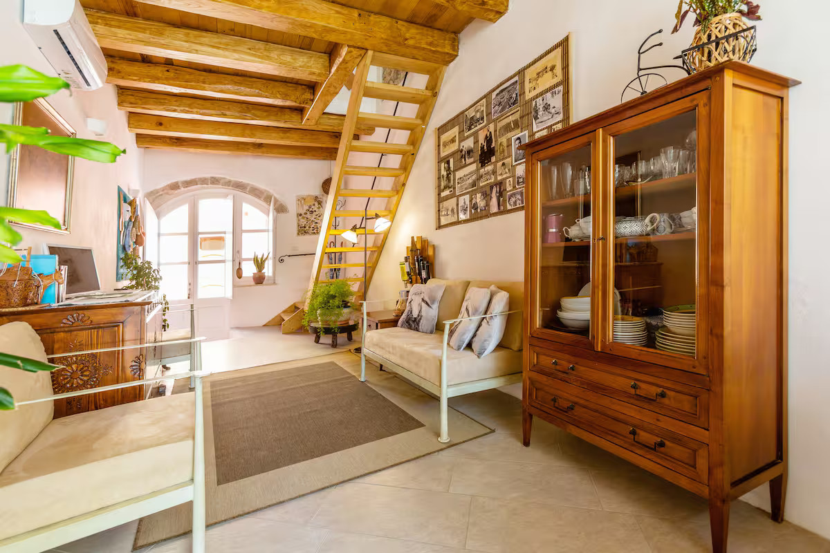 salon avec poutres maison en pierres Sardaigne