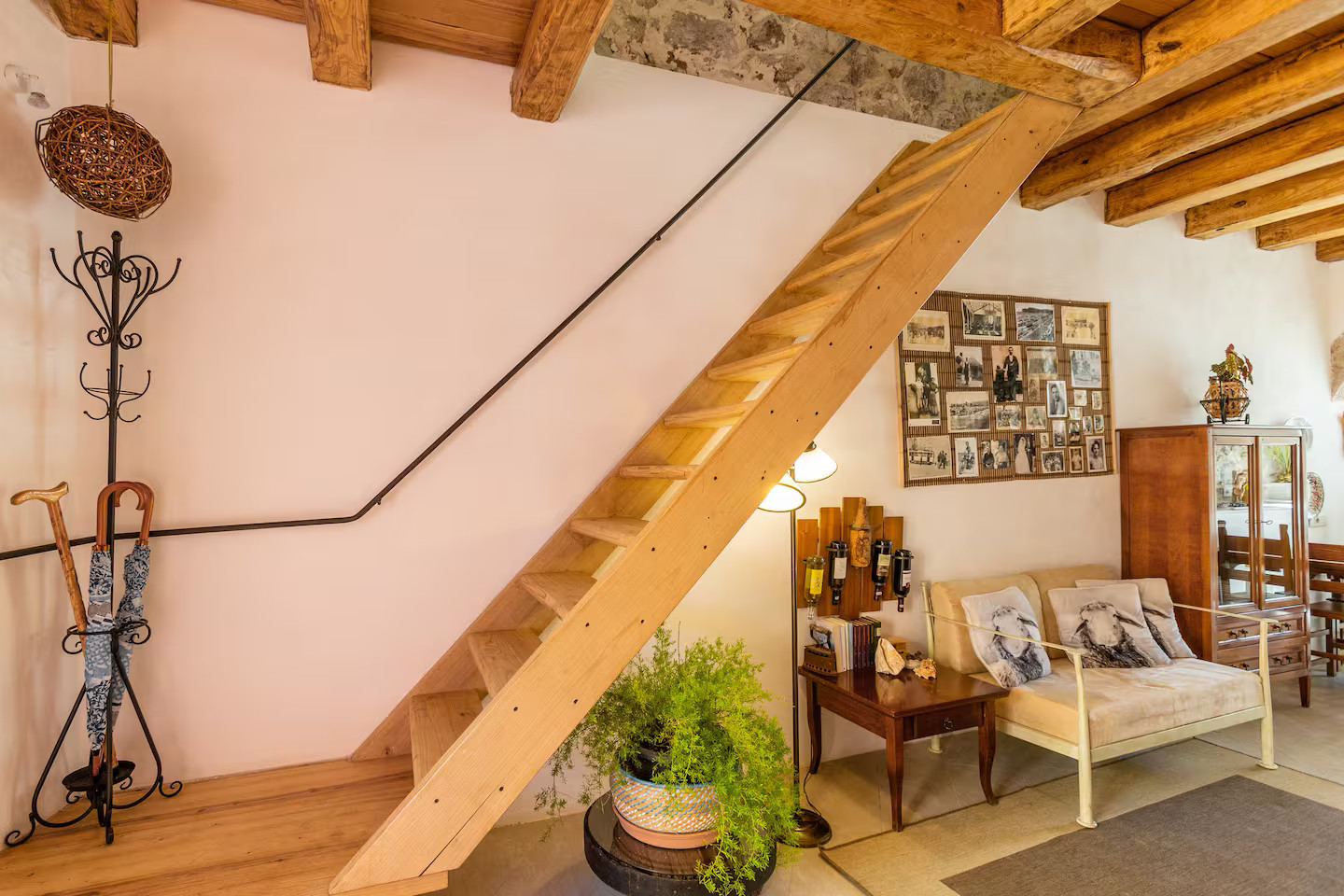 salon avec poutres maison en pierres Sardaigne
