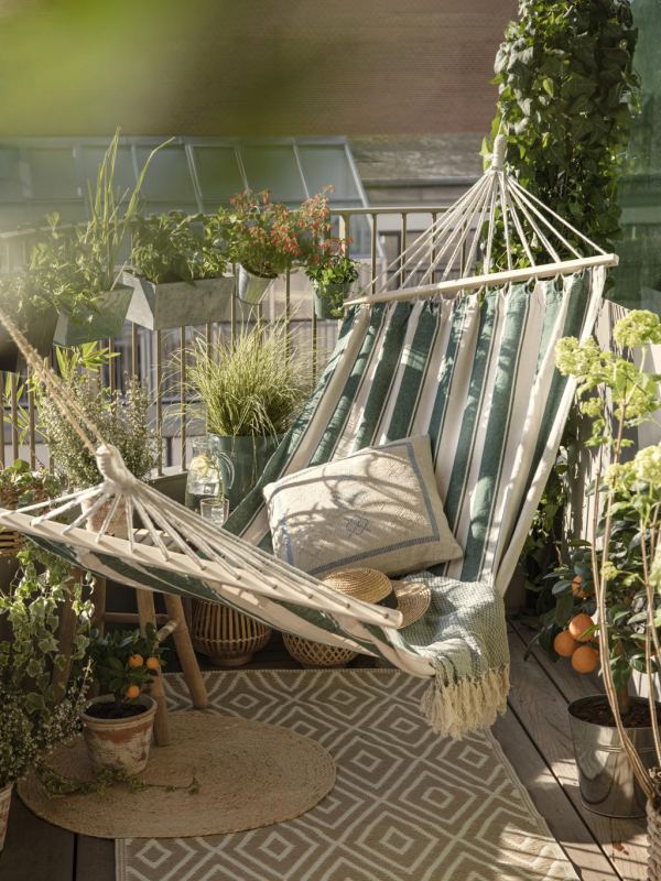 balcon urbain avec hamac aménagé par Sostrene Grene balcon urbain avec hamac aménagé par Sostrene Grene