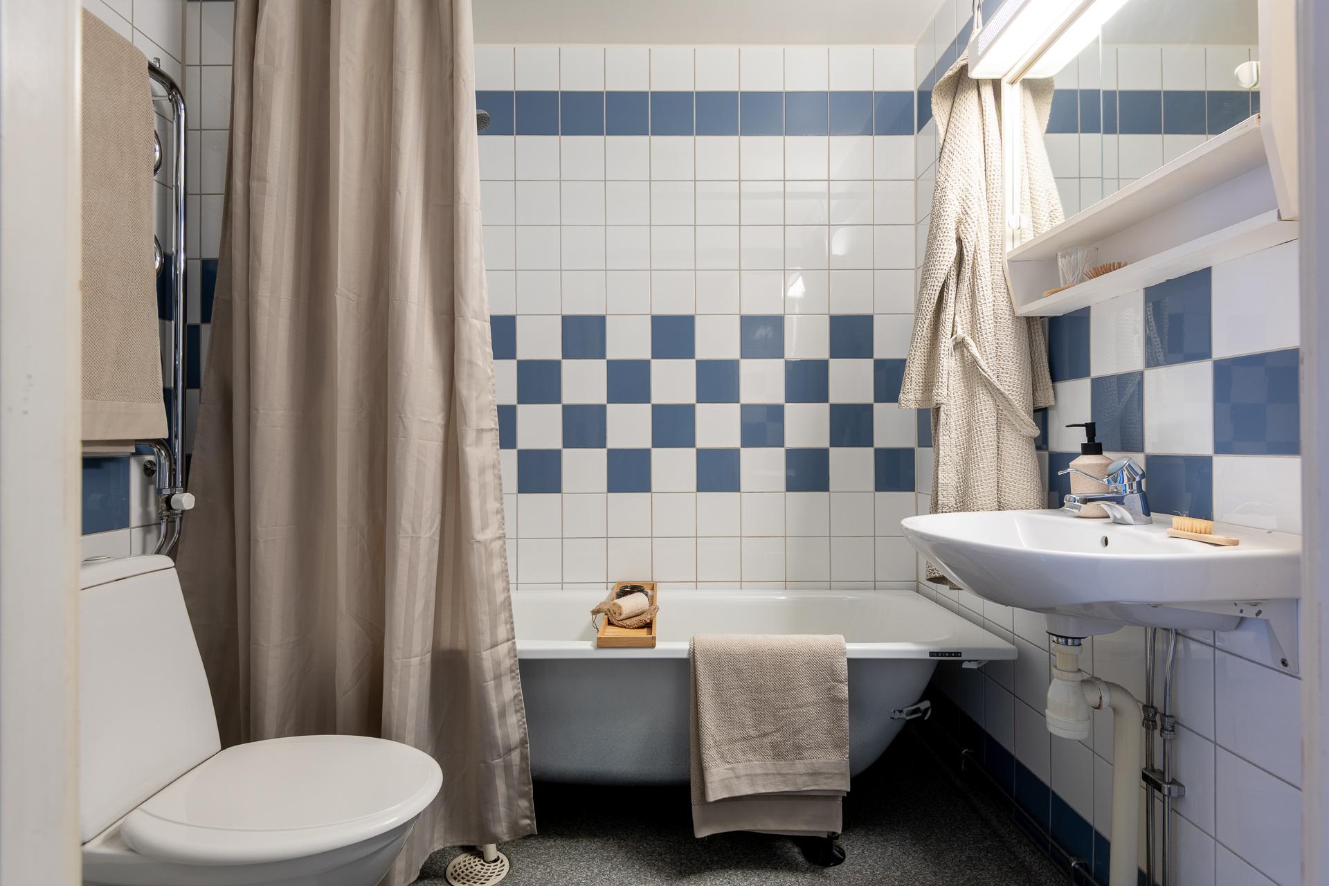 salle de bain blanche et bleue