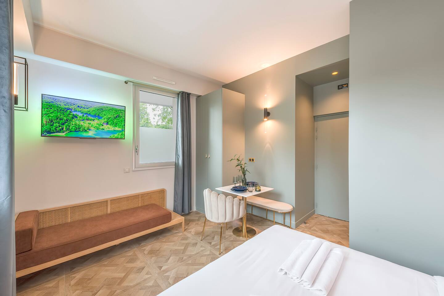 chambre et salon studio Paris mur vert sauge chambre et salon studio Paris mur vert sauge