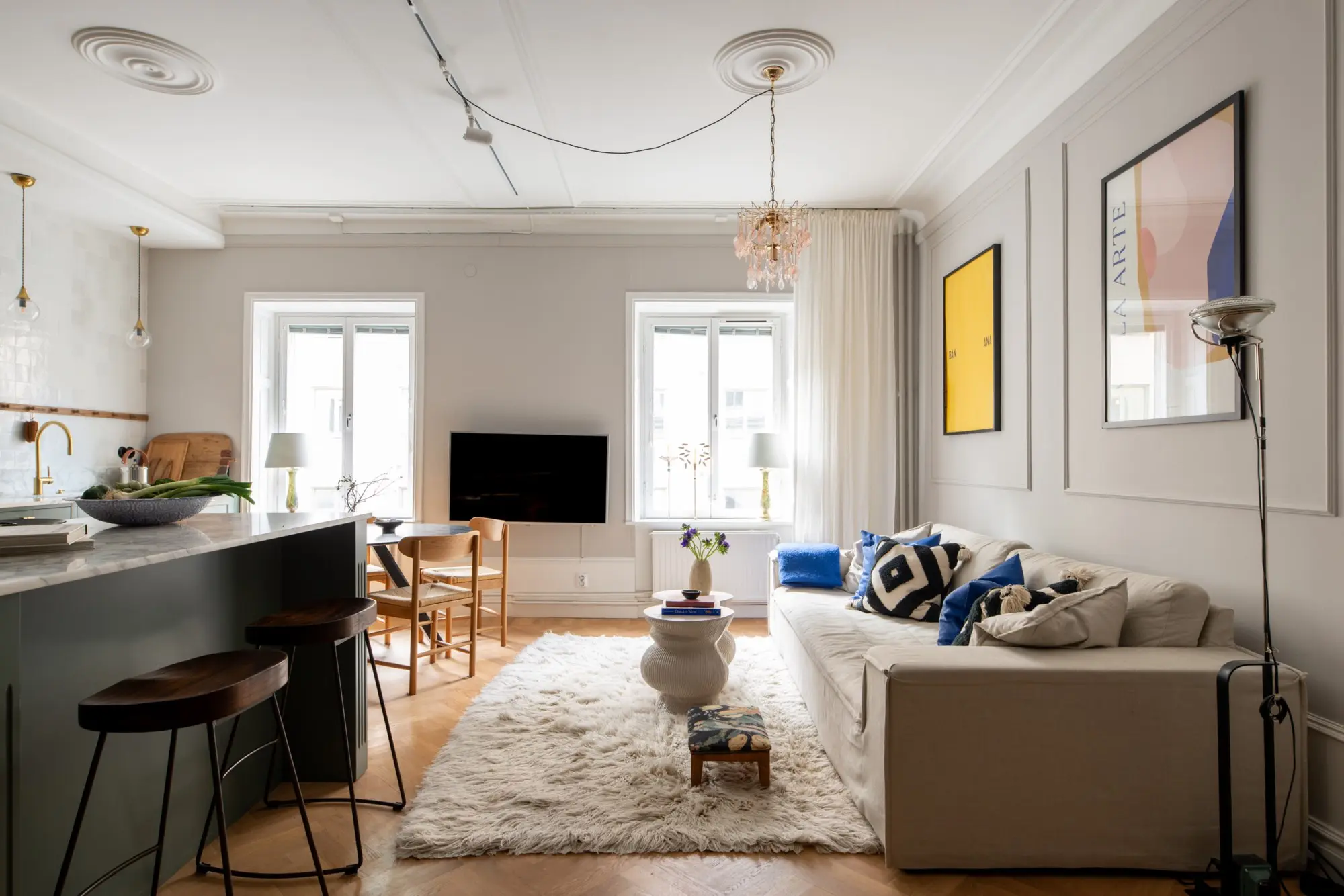 salon avec cuisine ouverte verte trois-pièces 59m2