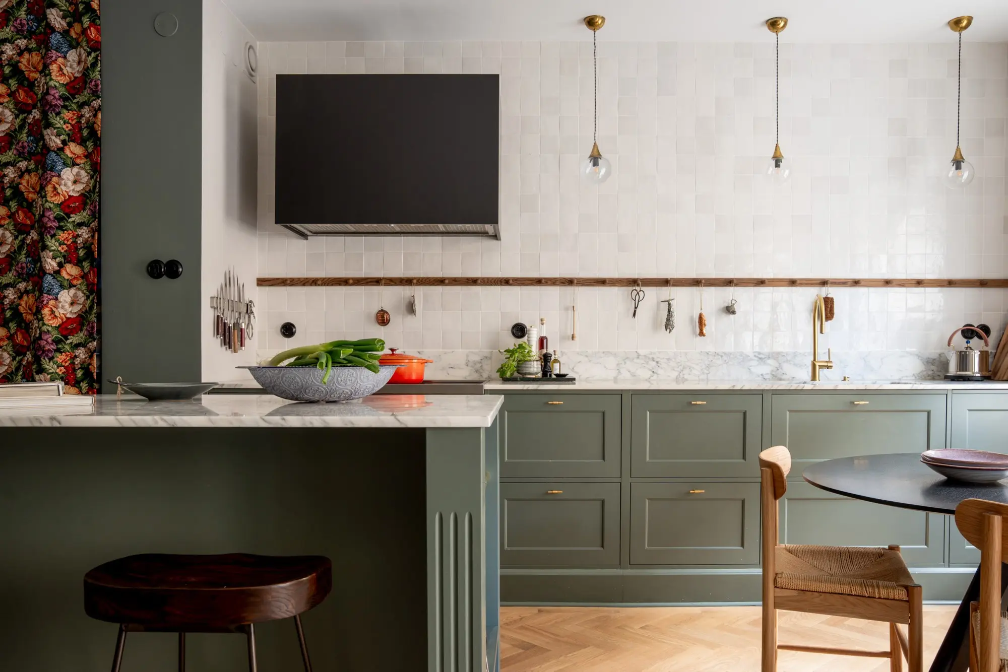 salon avec cuisine ouverte verte trois-pièces 59m2