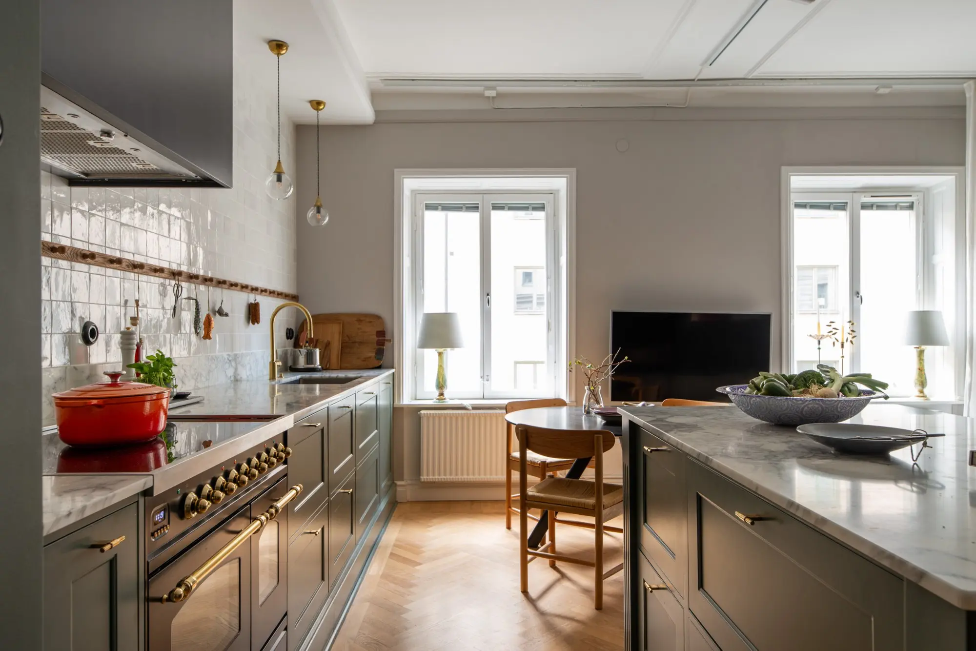 salon avec cuisine ouverte verte trois-pièces 59m2