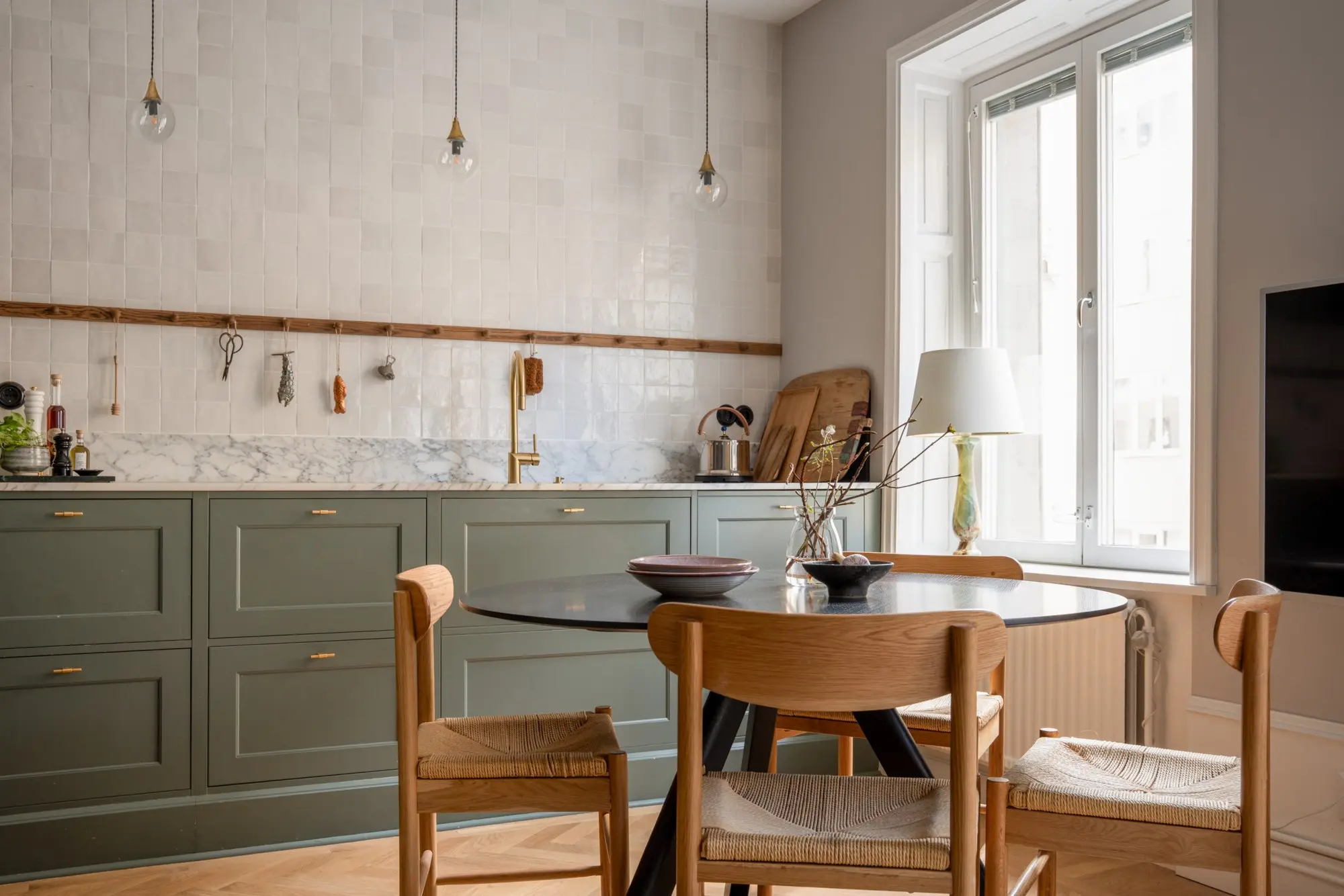 salle à manger avec cuisine ouverte verte trois-pièces 59m2