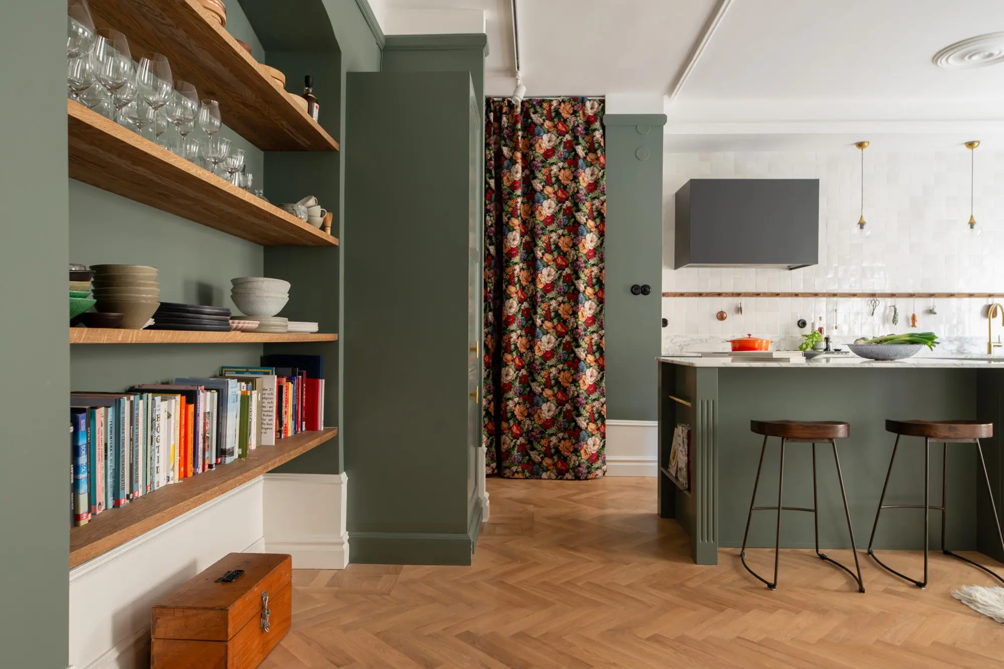 salon avec cuisine ouverte verte trois-pièces 59m2