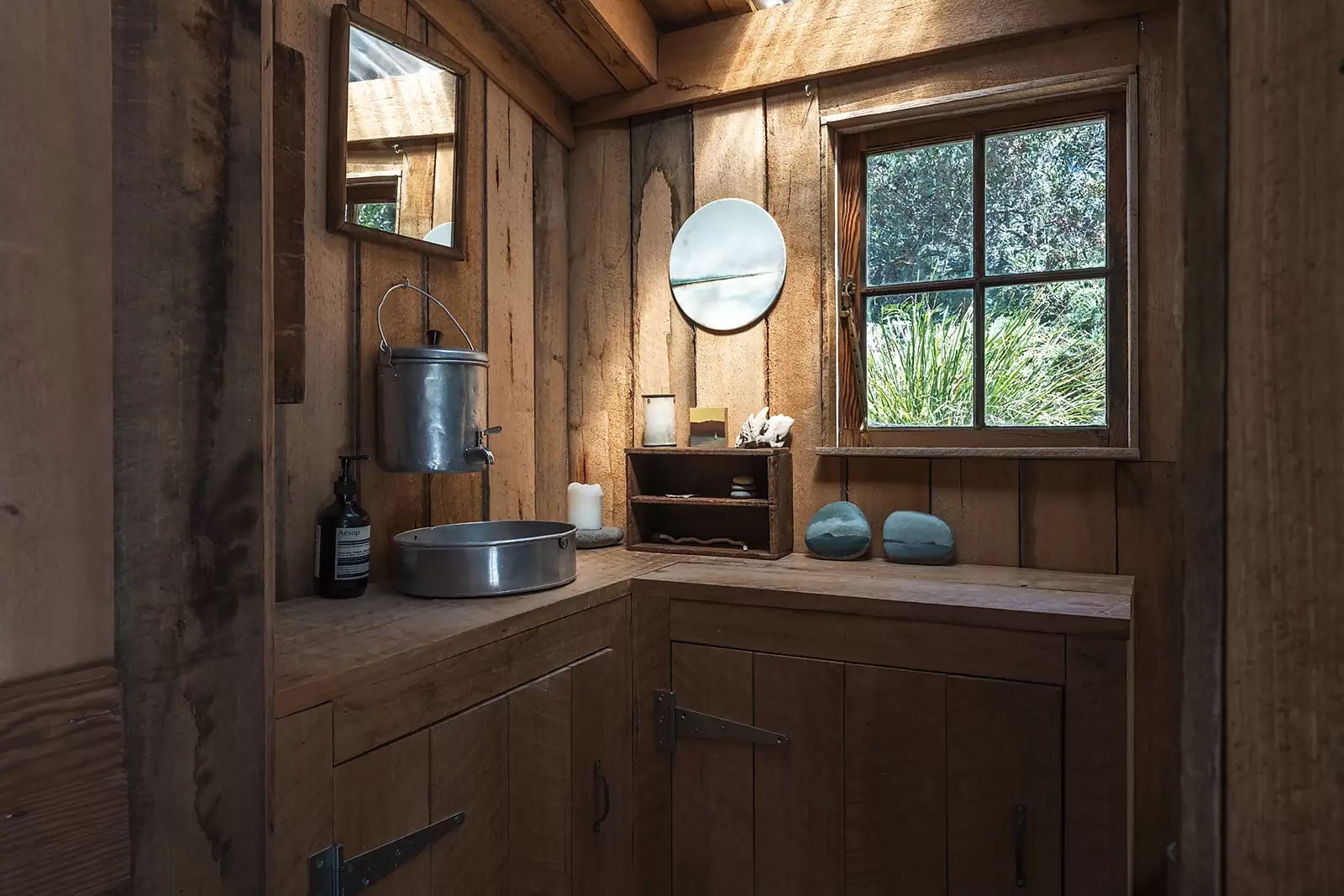 salle de bain rustique petite maison en bois The Headland