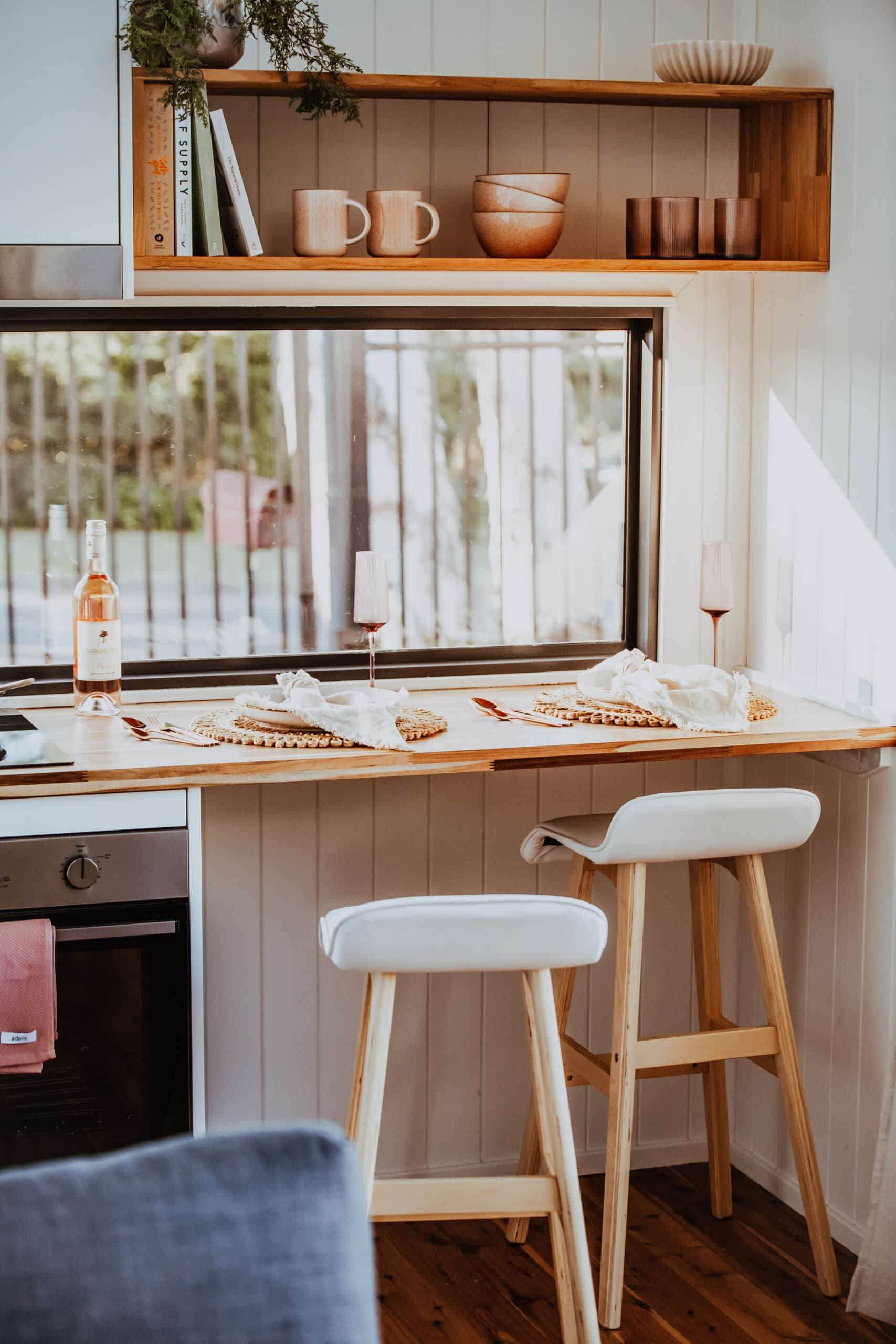 espace travail et repas dans salon petite maison mobile modèle Kookaburra par Unplgd