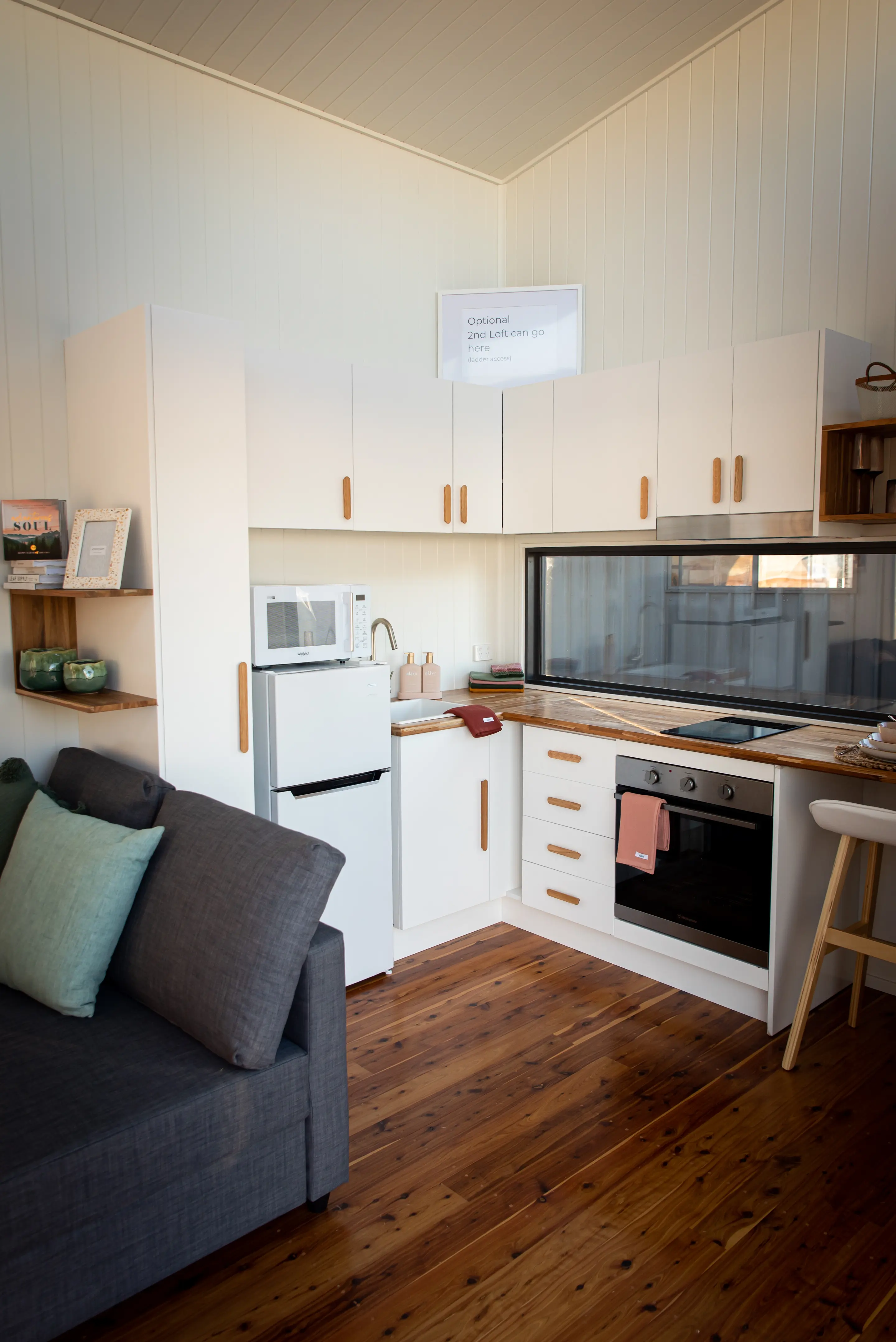 cuisine et salon petite maison mobile modèle Kookaburra par Unplgd