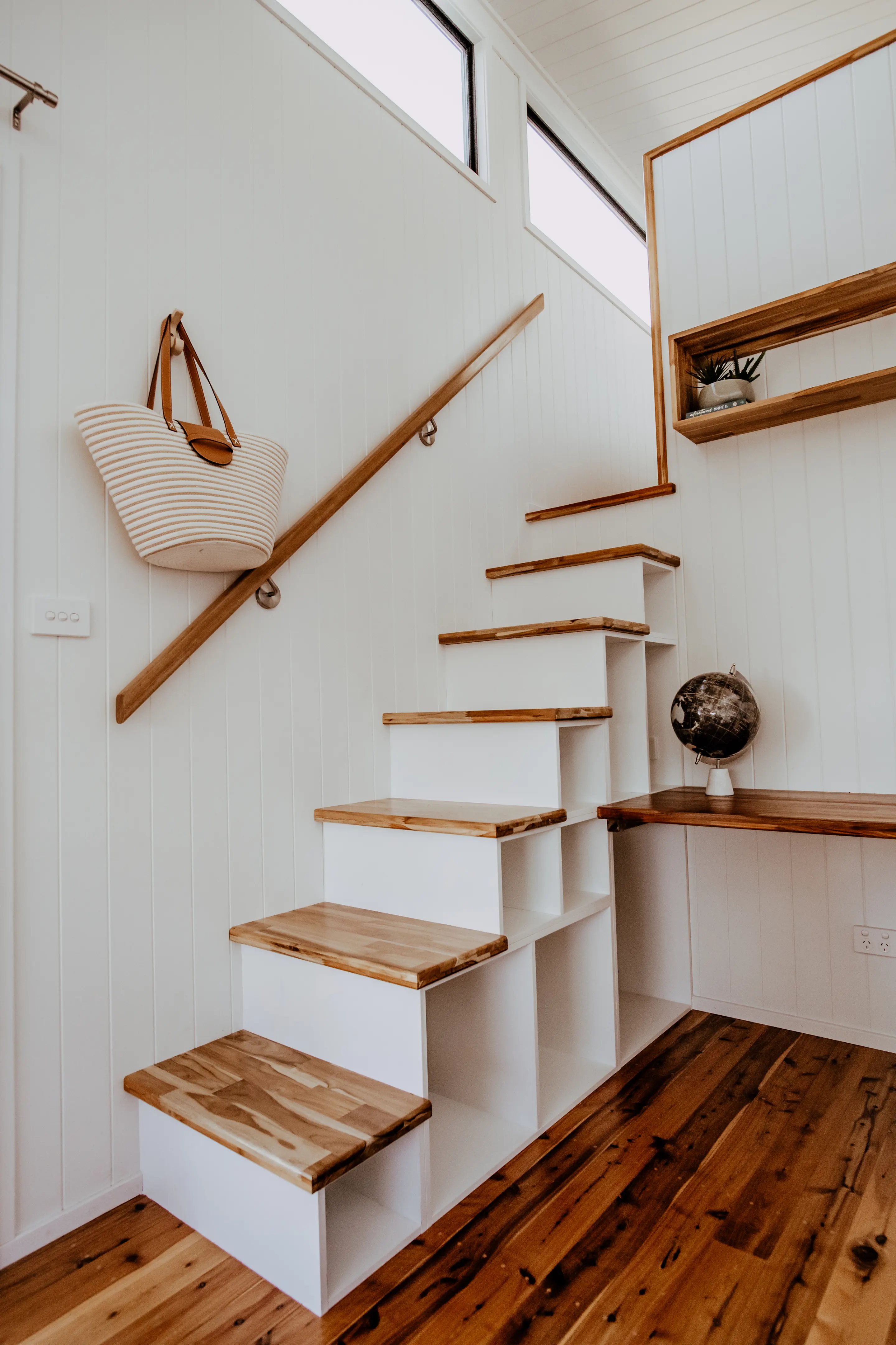 escalier dans salon petite maison mobile modèle Kookaburra par Unplgd