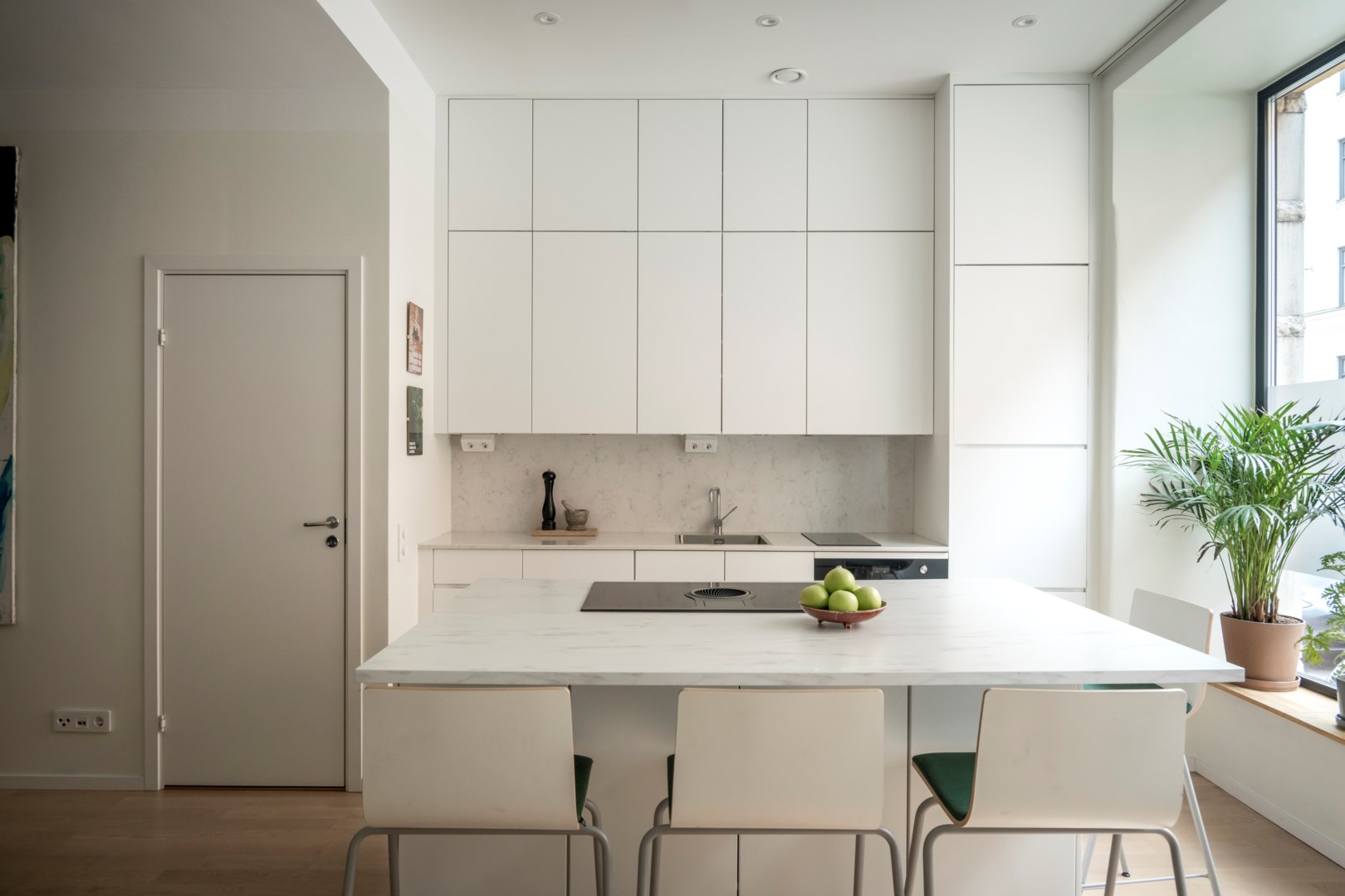 cuisine ouverte design blanche avec îlot