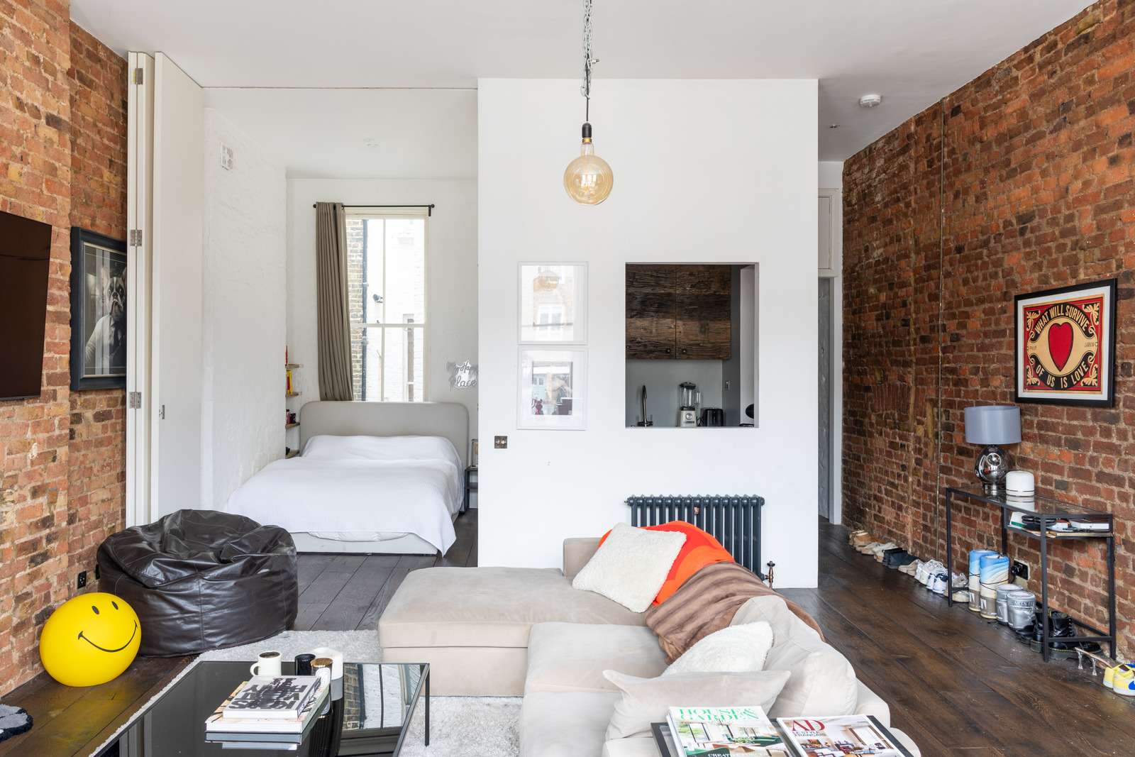 chambre et salon murs de briques deux-pièces 55m2 ancien à Londres