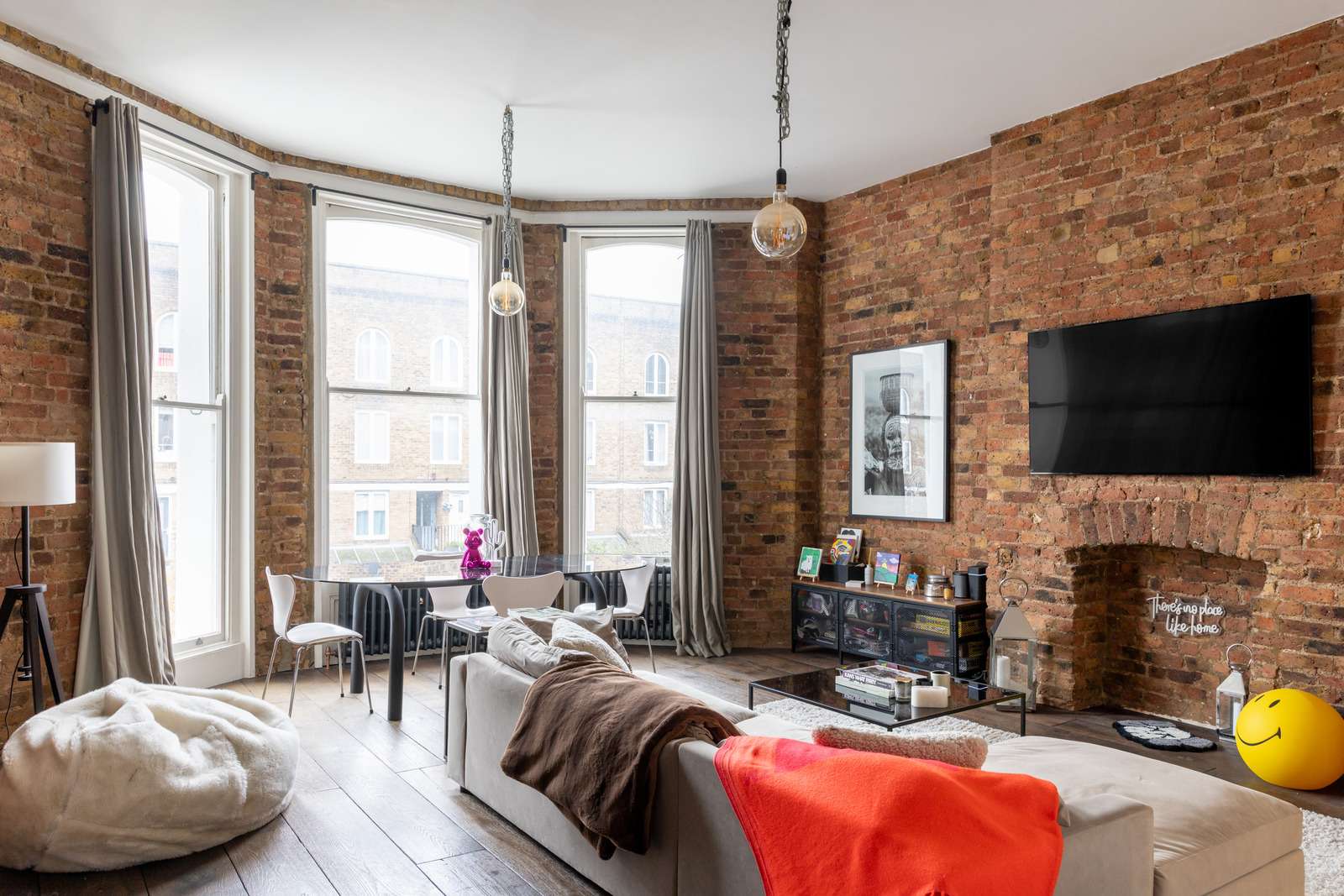salon murs de briques deux-pièces 55m2 ancien à Londres