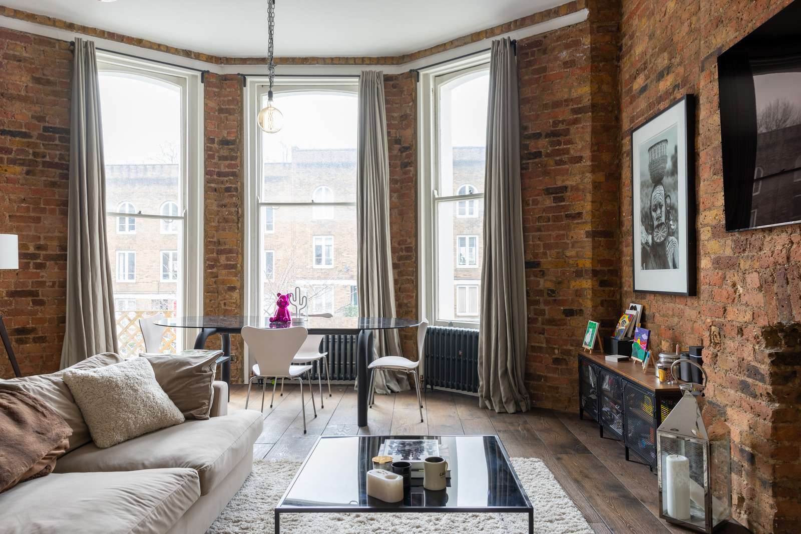salon murs de briques deux-pièces 55m2 ancien à Londres