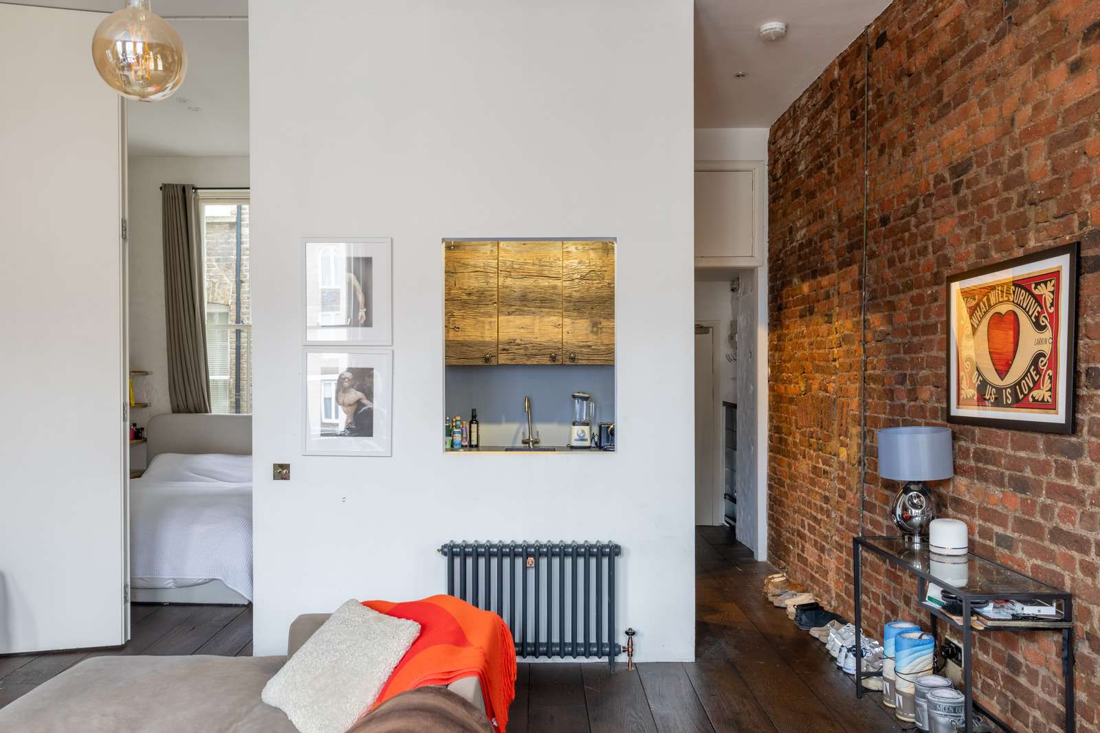 chambre et salon murs de briques deux-pièces 55m2 ancien à Londres