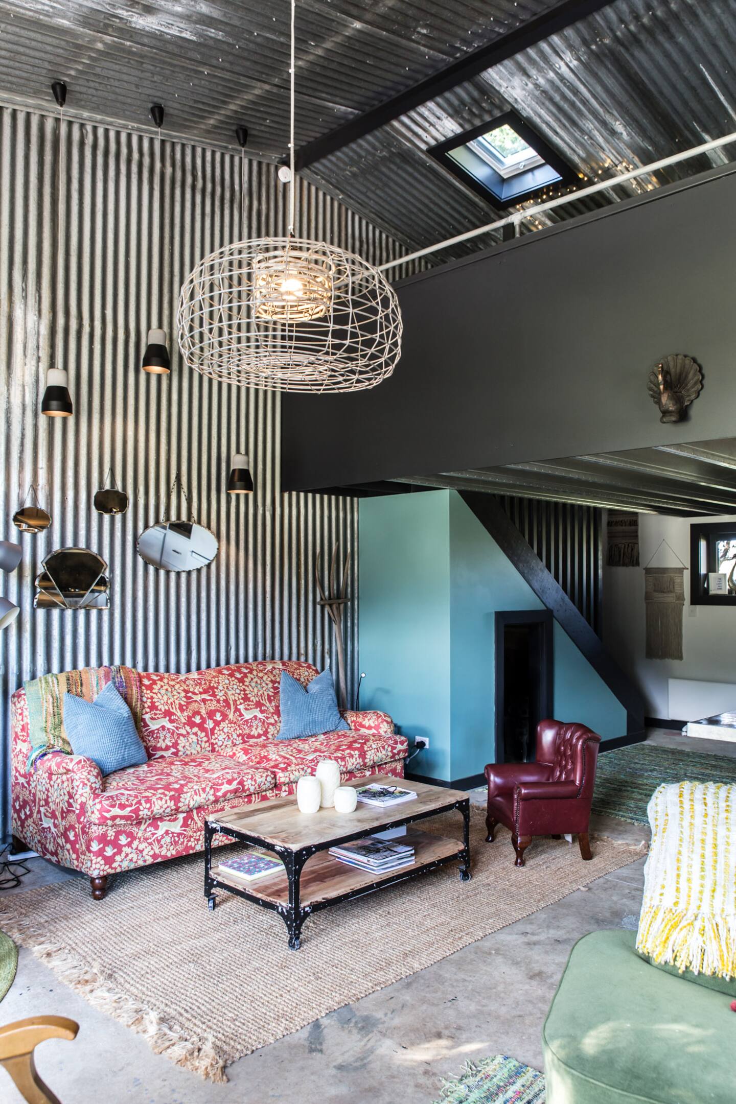 salon avec escalier maison dans ancien hangar Watershed salon avec escalier maison dans ancien hangar Watershed