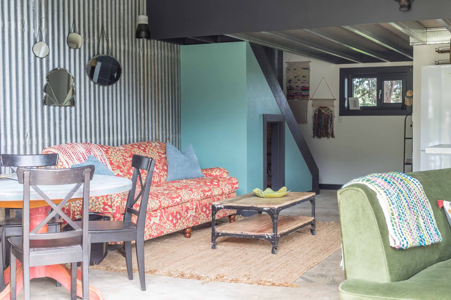 salon avec escalier maison dans ancien hangar Watershed salon avec escalier maison dans ancien hangar Watershed