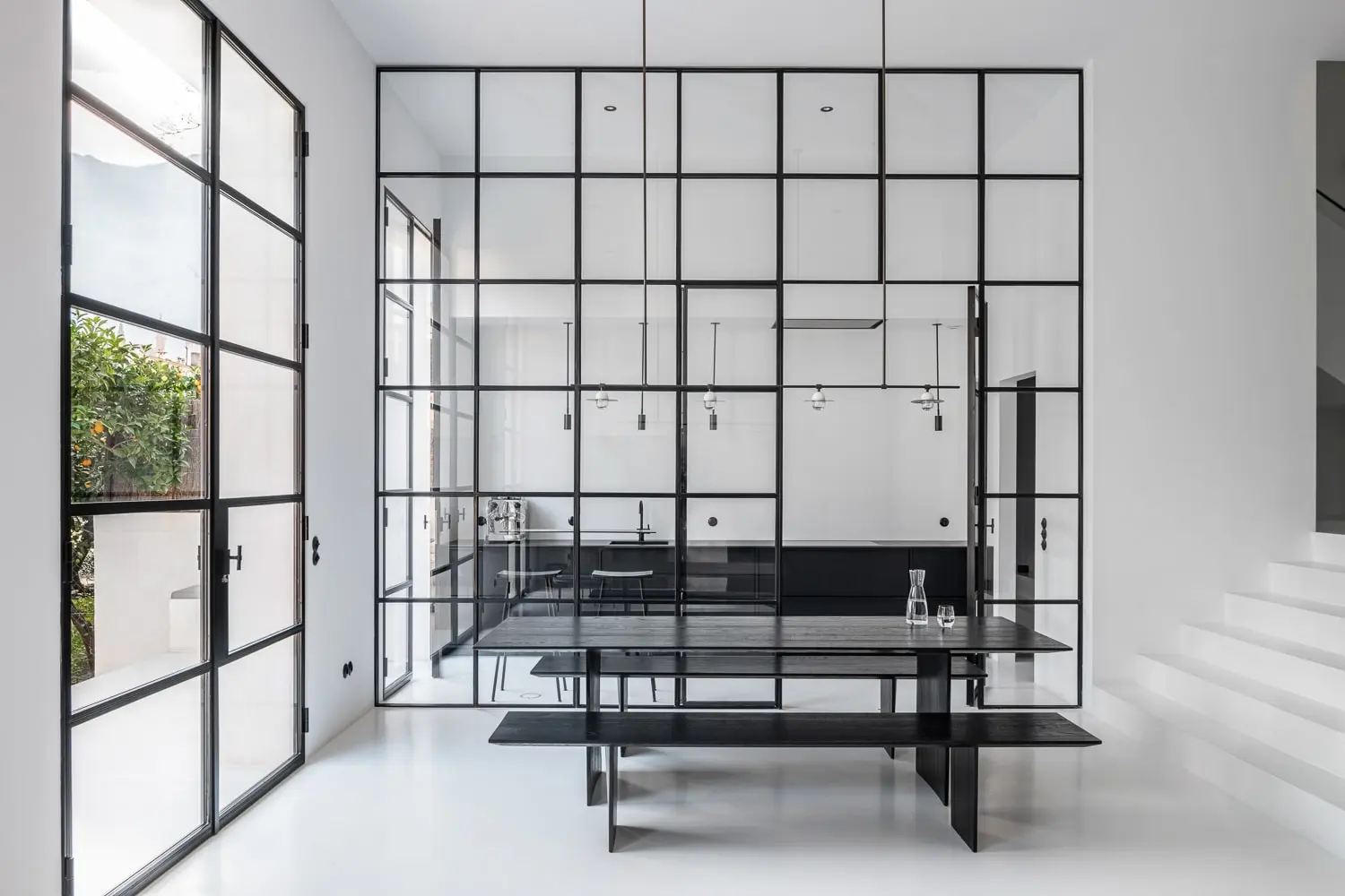salle à manger et cuisine avec verrière décoration design blanche et noire minimaliste