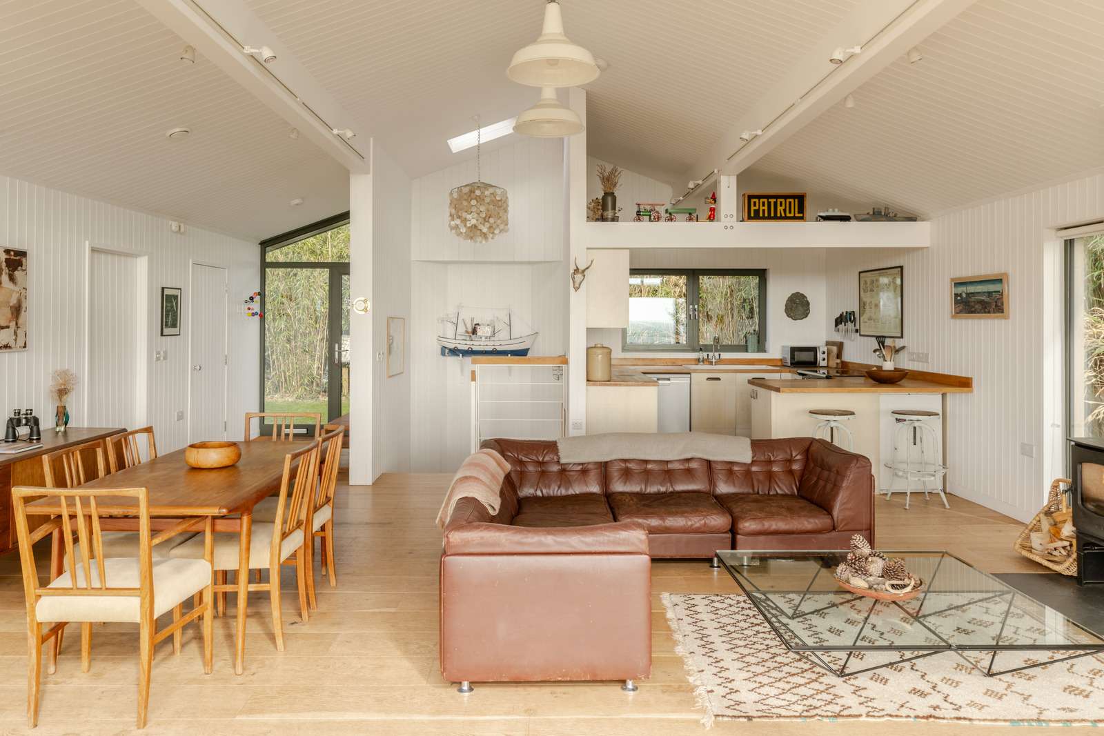 salon avec poêle et cuisine ouverte maison Pays de Galles