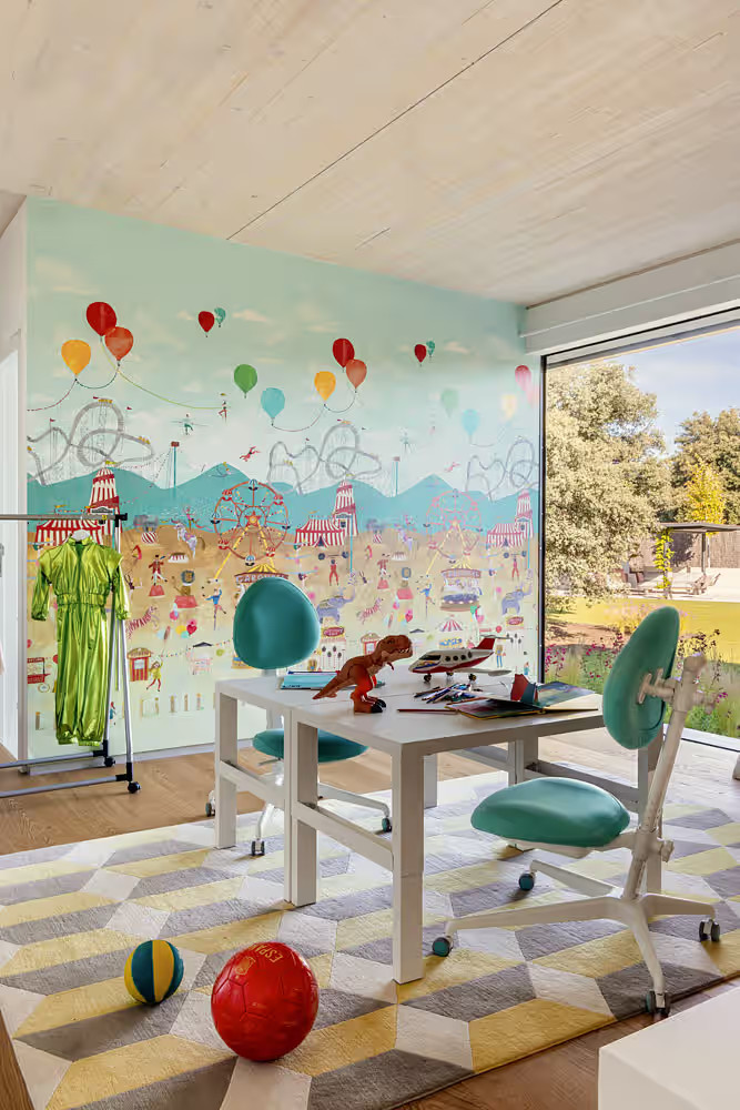 salle de jeux enfants avec peinture murale par studio ÁBATON